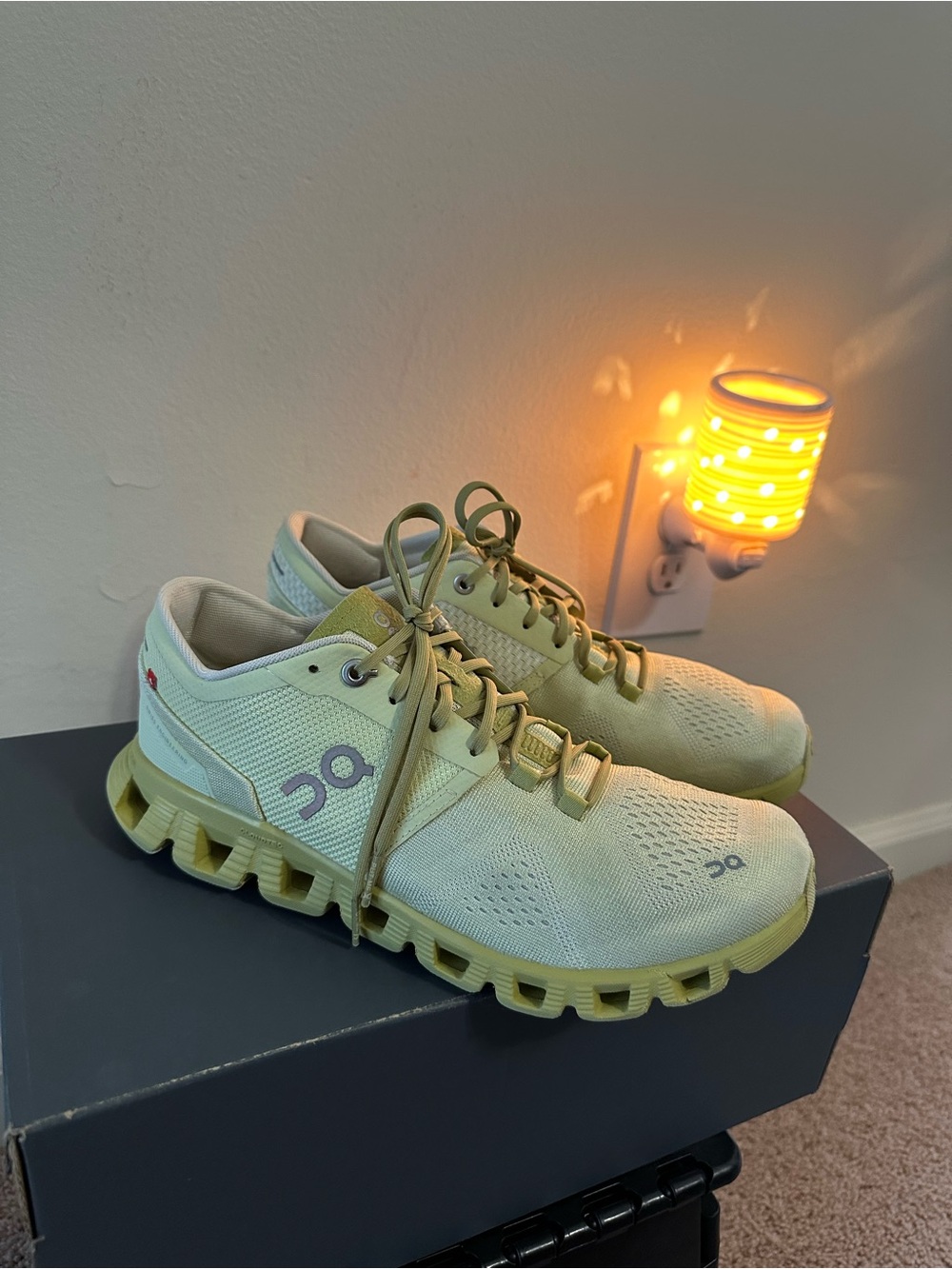 On Cloud X 3, Women’s Sneakers in Pale Yellow. Size 8